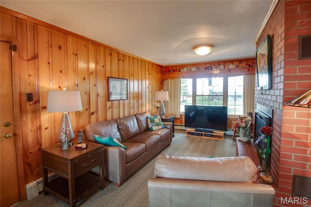 Image 34 of property listing at 24018 State Highway 16, Jerseyville, IL 62052