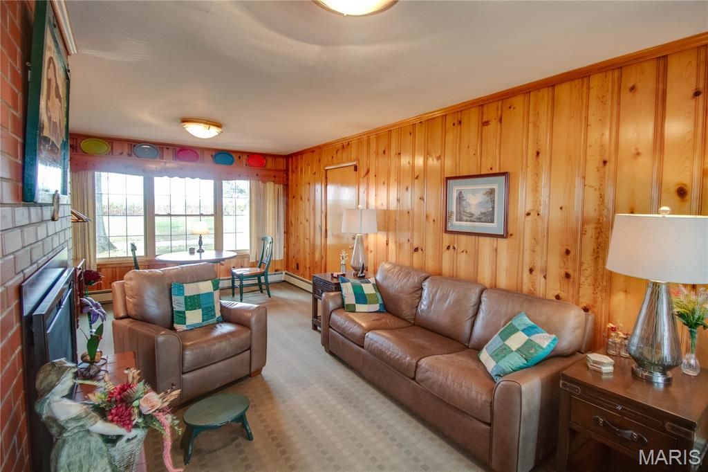 Image 36 of property listing at 24018 State Highway 16, Jerseyville, IL 62052