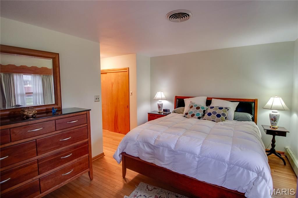 Image 39 of property listing at 24018 State Highway 16, Jerseyville, IL 62052