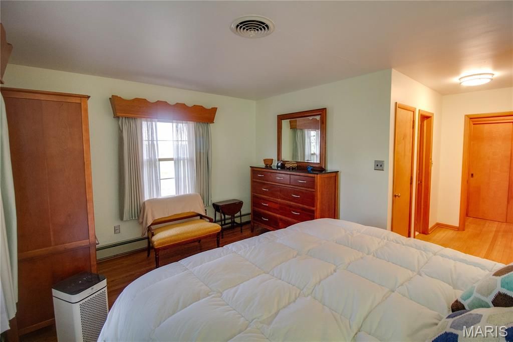 Image 40 of property listing at 24018 State Highway 16, Jerseyville, IL 62052