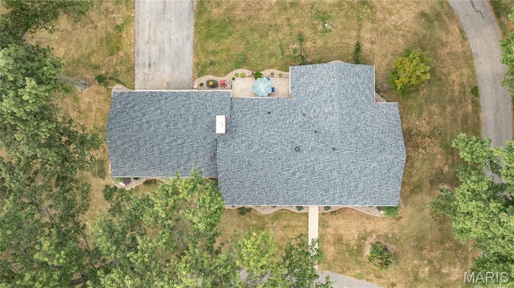 Image 5 of property listing at 24018 State Highway 16, Jerseyville, IL 62052