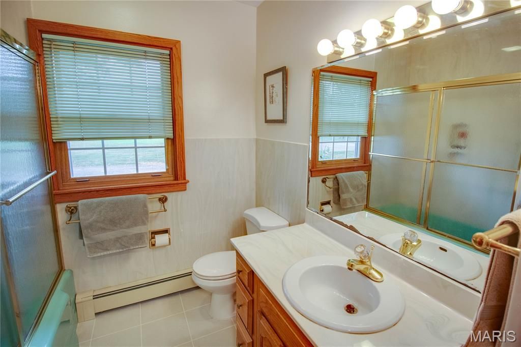 Image 41 of property listing at 24018 State Highway 16, Jerseyville, IL 62052