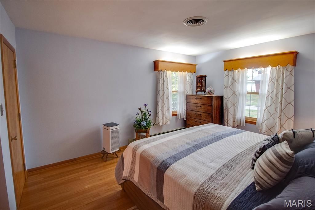 Image 46 of property listing at 24018 State Highway 16, Jerseyville, IL 62052