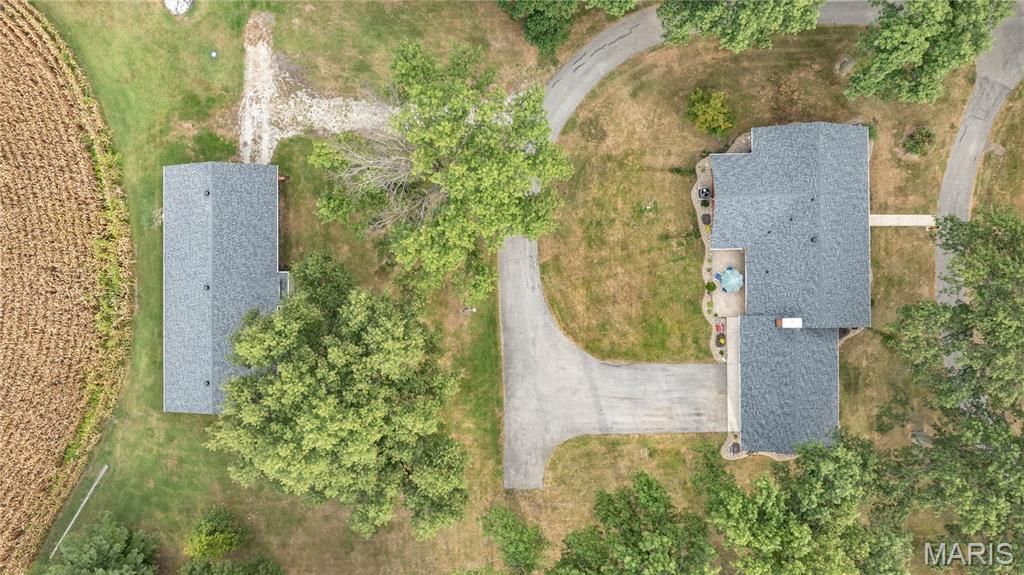 Image 6 of property listing at 24018 State Highway 16, Jerseyville, IL 62052