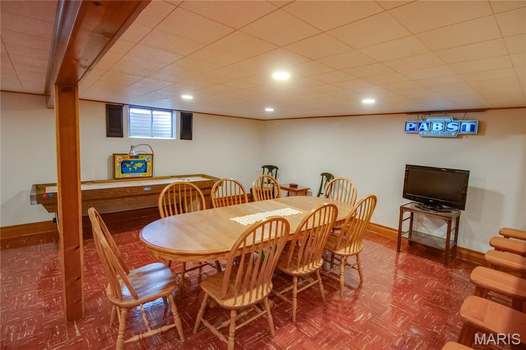 Image 53 of property listing at 24018 State Highway 16, Jerseyville, IL 62052