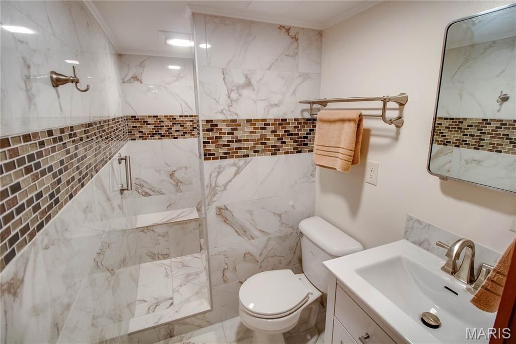 Image 58 of property listing at 24018 State Highway 16, Jerseyville, IL 62052