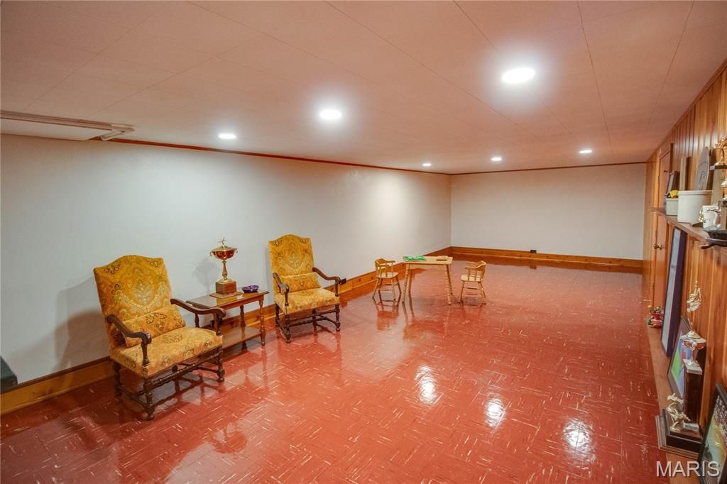 Image 60 of property listing at 24018 State Highway 16, Jerseyville, IL 62052