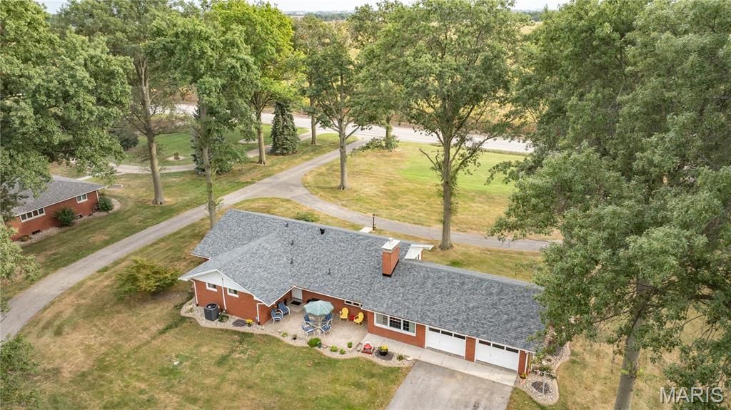 Image 7 of property listing at 24018 State Highway 16, Jerseyville, IL 62052