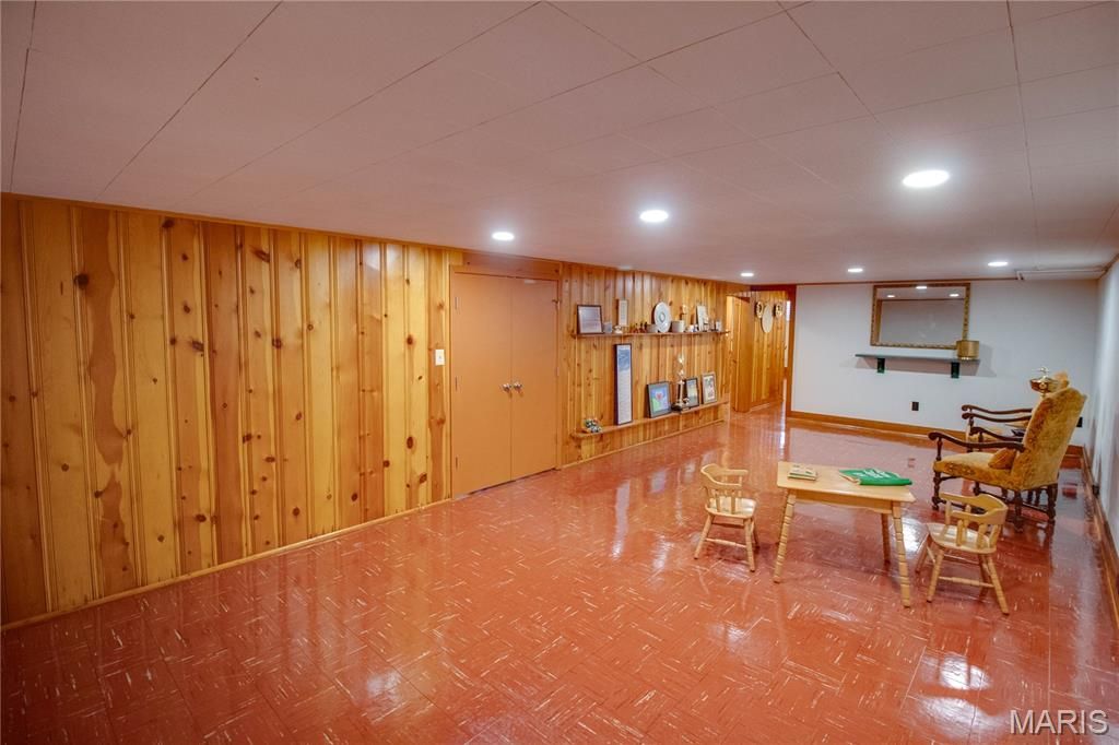 Image 61 of property listing at 24018 State Highway 16, Jerseyville, IL 62052