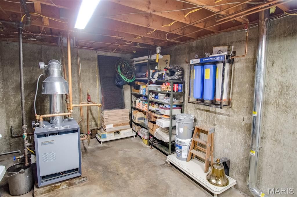 Image 63 of property listing at 24018 State Highway 16, Jerseyville, IL 62052