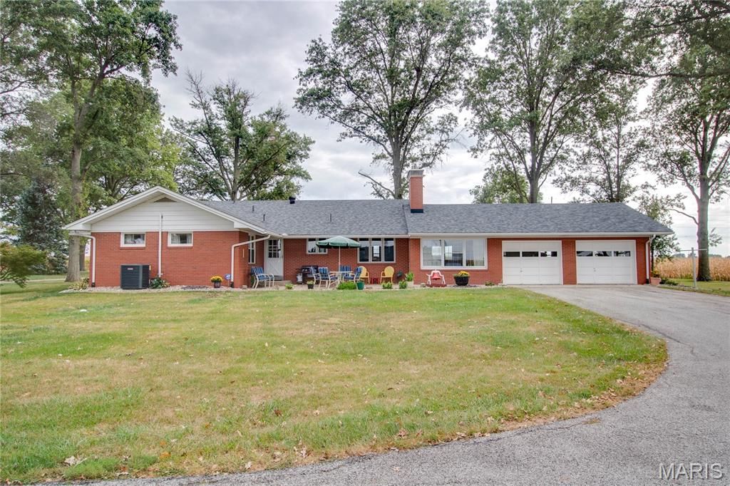 Image 64 of property listing at 24018 State Highway 16, Jerseyville, IL 62052