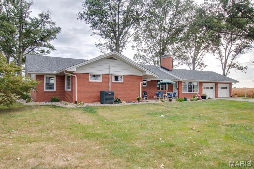 Image 65 of property listing at 24018 State Highway 16, Jerseyville, IL 62052