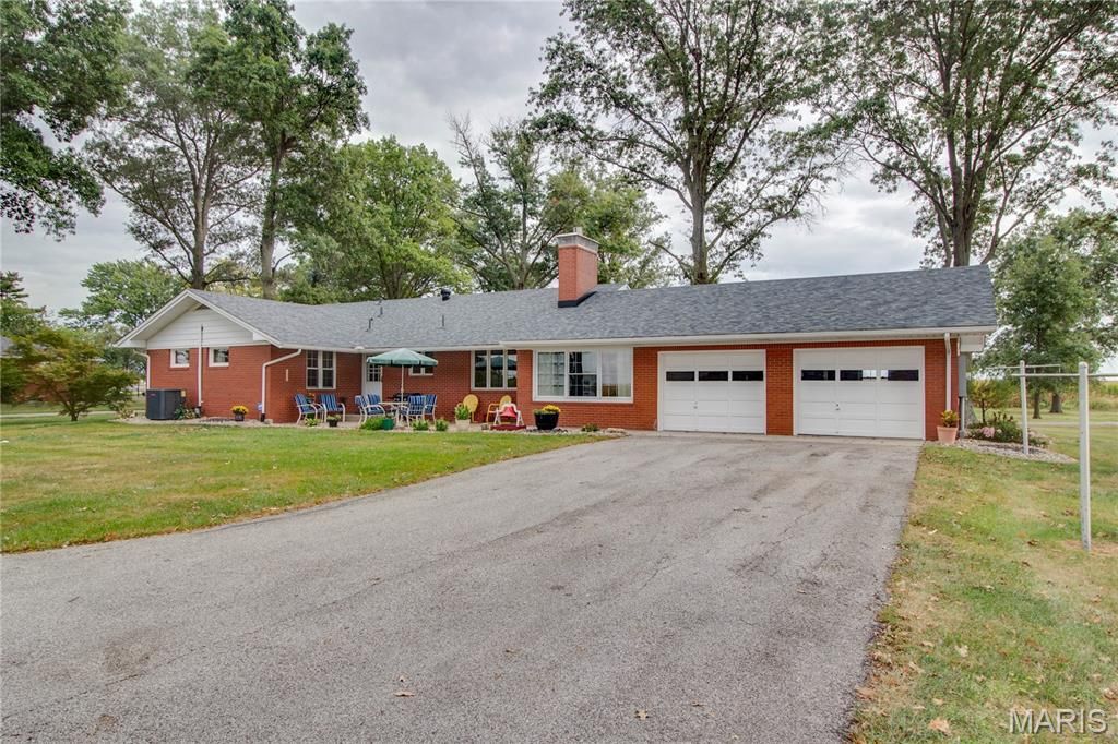 Image 66 of property listing at 24018 State Highway 16, Jerseyville, IL 62052