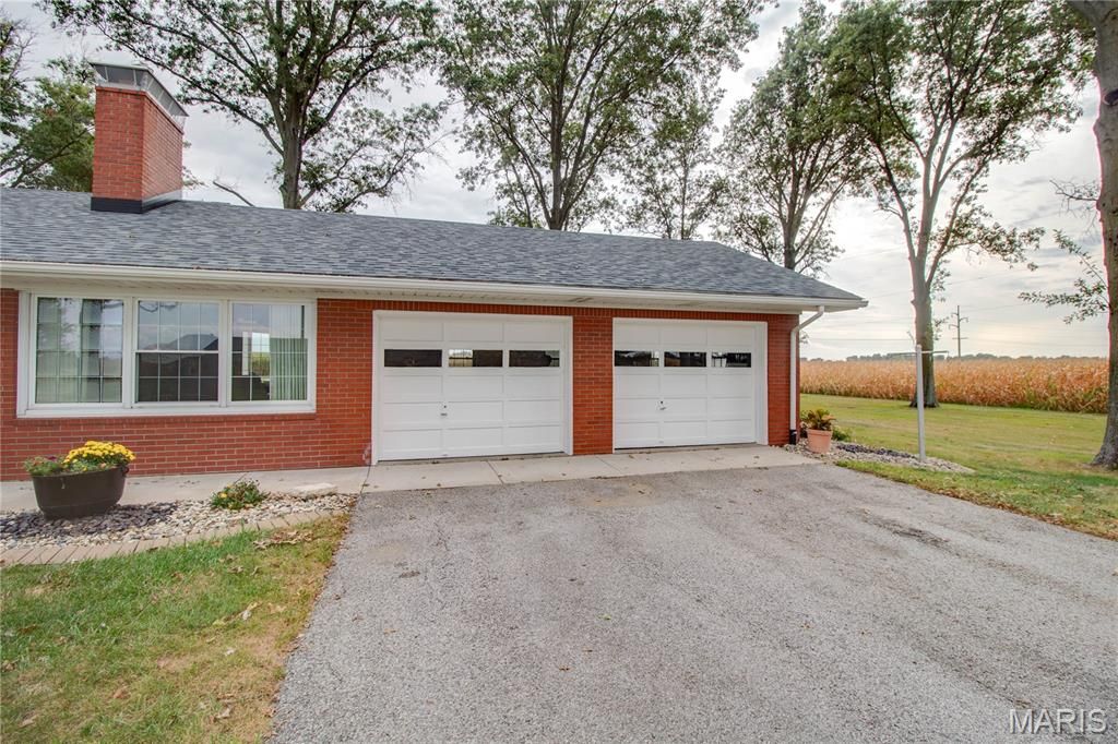 Image 67 of property listing at 24018 State Highway 16, Jerseyville, IL 62052