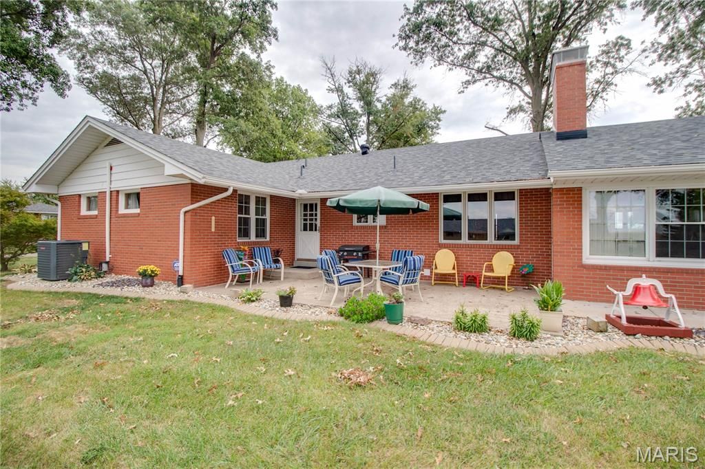 Image 68 of property listing at 24018 State Highway 16, Jerseyville, IL 62052