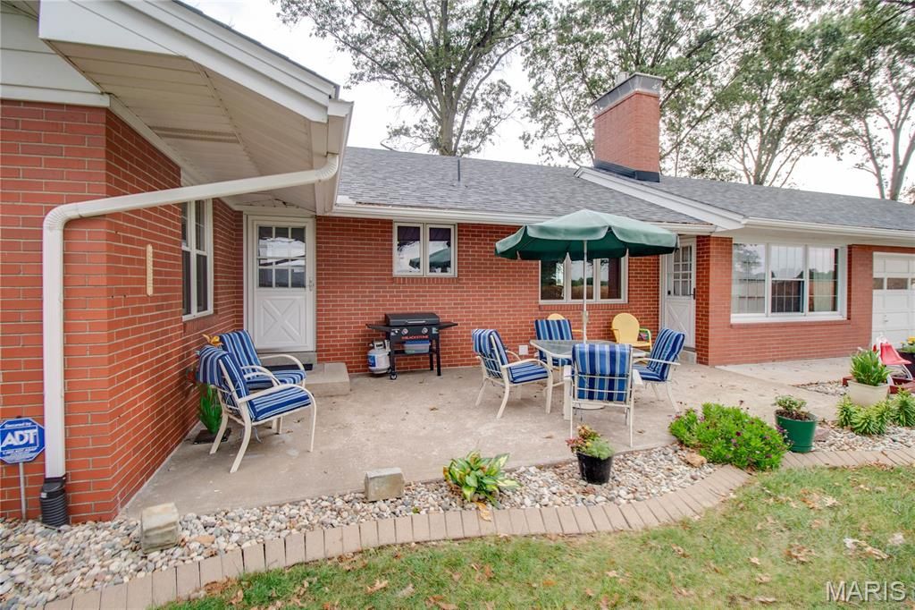 Image 69 of property listing at 24018 State Highway 16, Jerseyville, IL 62052