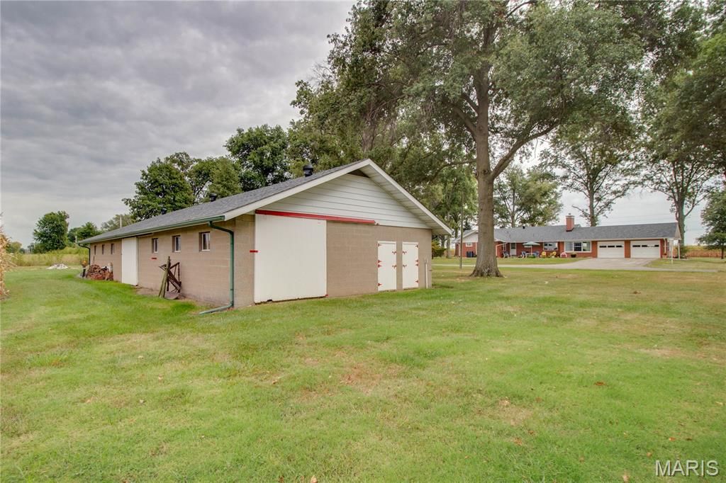 Image 70 of property listing at 24018 State Highway 16, Jerseyville, IL 62052