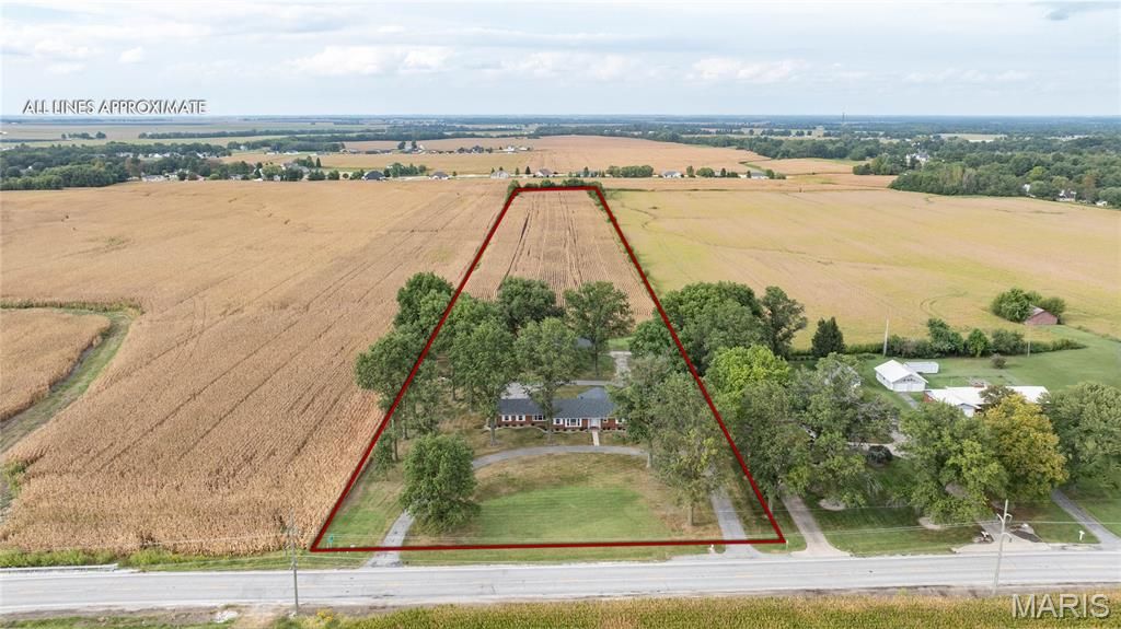 Image 8 of property listing at 24018 State Highway 16, Jerseyville, IL 62052