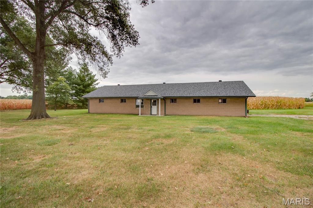 Image 71 of property listing at 24018 State Highway 16, Jerseyville, IL 62052
