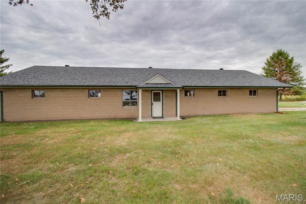 Image 72 of property listing at 24018 State Highway 16, Jerseyville, IL 62052