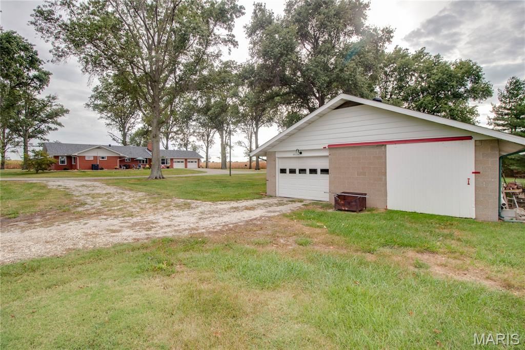 Image 73 of property listing at 24018 State Highway 16, Jerseyville, IL 62052