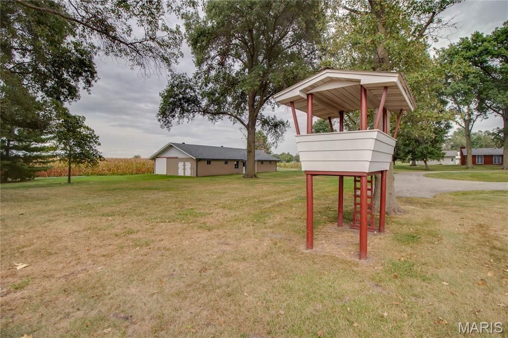 Image 74 of property listing at 24018 State Highway 16, Jerseyville, IL 62052