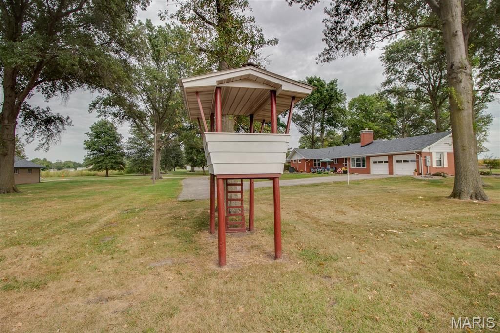 Image 75 of property listing at 24018 State Highway 16, Jerseyville, IL 62052