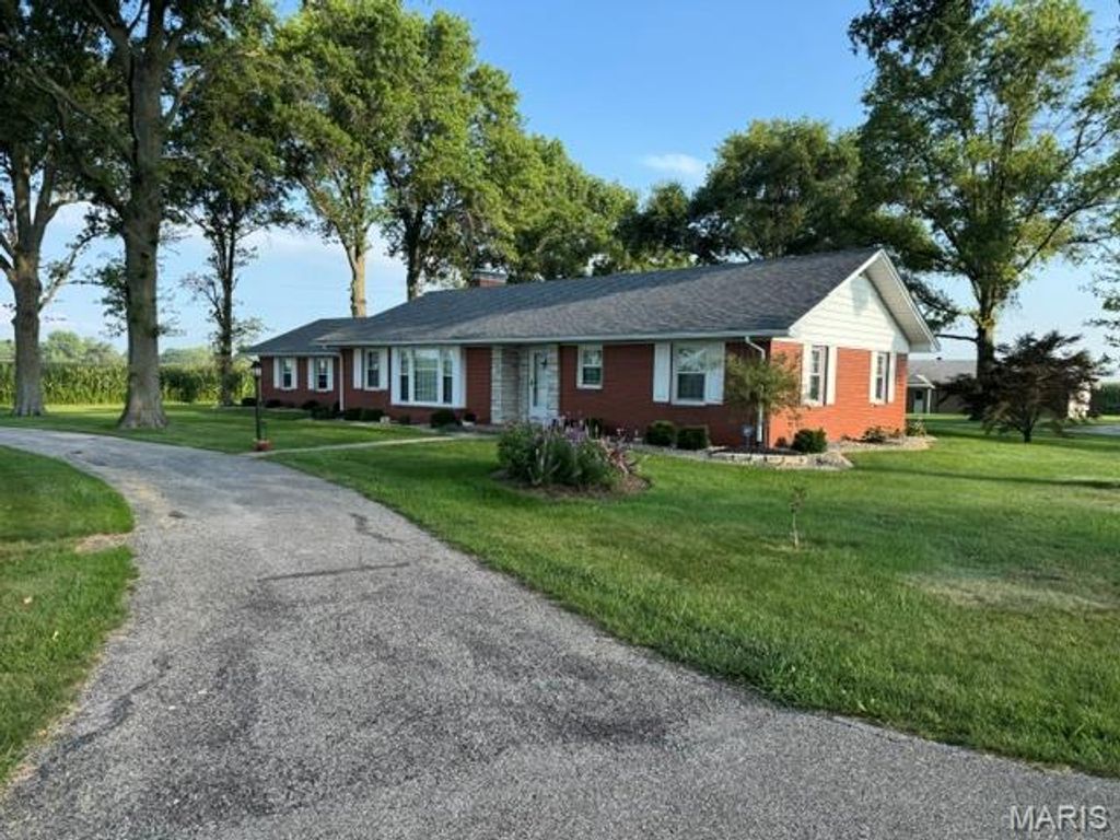 Image 77 of property listing at 24018 State Highway 16, Jerseyville, IL 62052