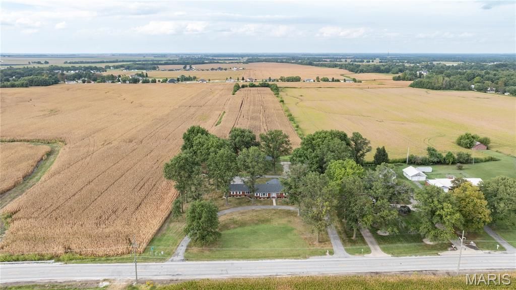 Image 9 of property listing at 24018 State Highway 16, Jerseyville, IL 62052