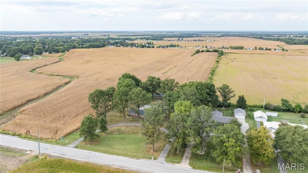 Image 10 of property listing at 24018 State Highway 16, Jerseyville, IL 62052