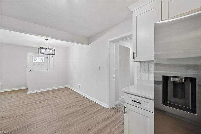 12 Carriage LN, Newport News, VA 23606