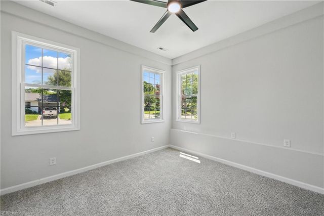 12 Carriage LN, Newport News, VA 23606