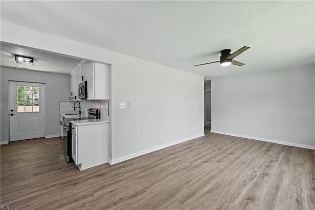 12 Carriage LN, Newport News, VA 23606