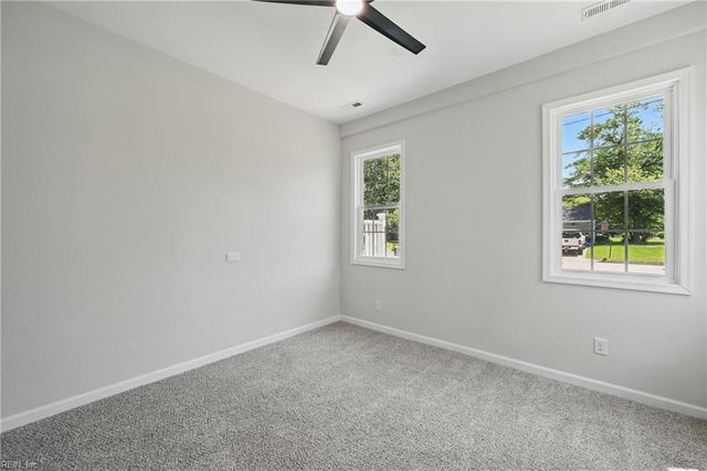 12 Carriage LN, Newport News, VA 23606