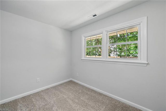 12 Carriage LN, Newport News, VA 23606