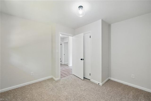12 Carriage LN, Newport News, VA 23606