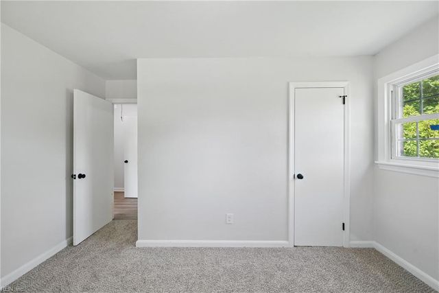 12 Carriage LN, Newport News, VA 23606