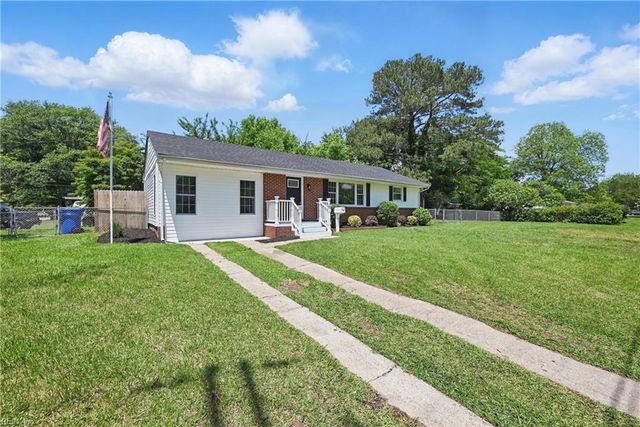12 Carriage LN, Newport News, VA 23606