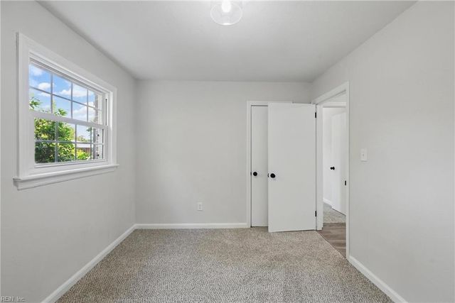 12 Carriage LN, Newport News, VA 23606