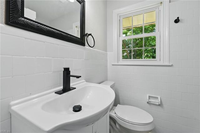 12 Carriage LN, Newport News, VA 23606