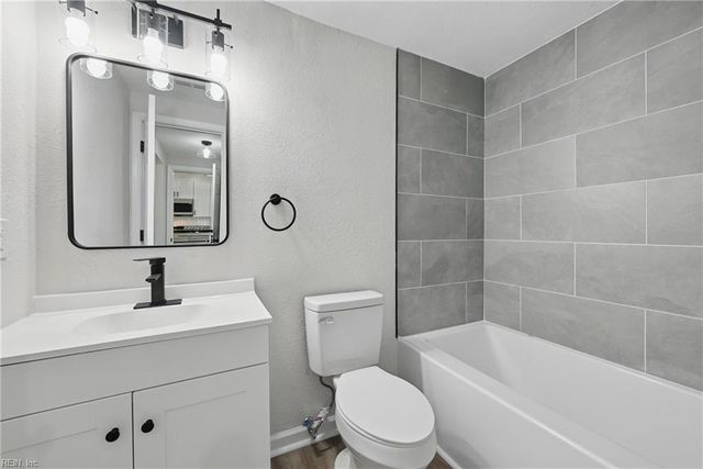 12 Carriage LN, Newport News, VA 23606