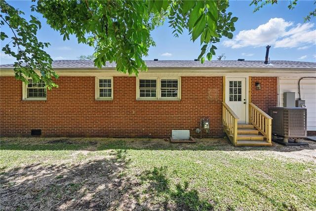 12 Carriage LN, Newport News, VA 23606