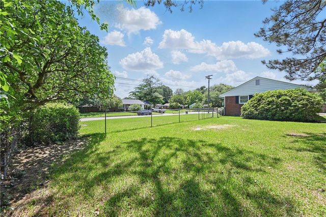 12 Carriage LN, Newport News, VA 23606