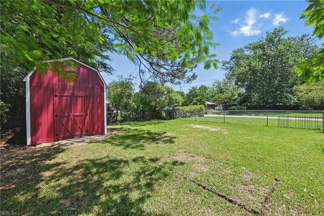 12 Carriage LN, Newport News, VA 23606