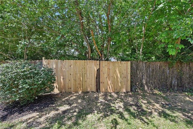 12 Carriage LN, Newport News, VA 23606