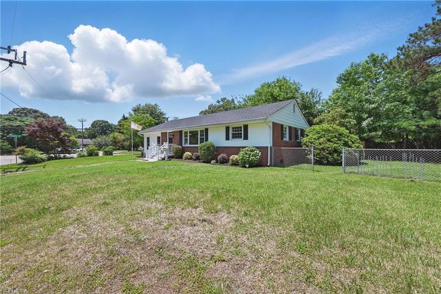 12 Carriage LN, Newport News, VA 23606