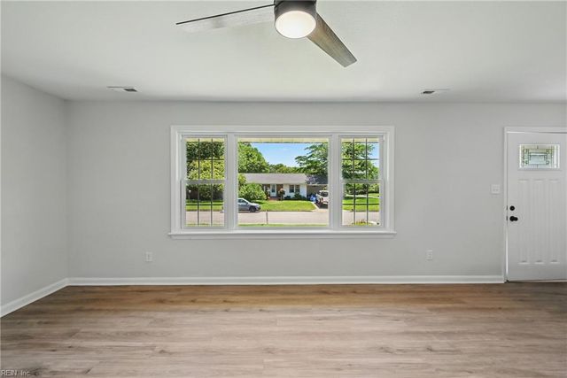 12 Carriage LN, Newport News, VA 23606