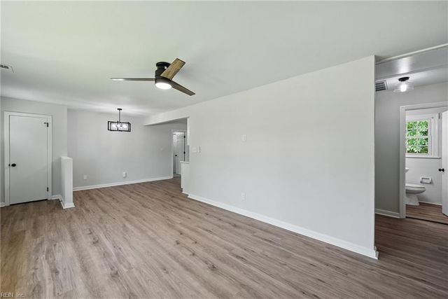 12 Carriage LN, Newport News, VA 23606