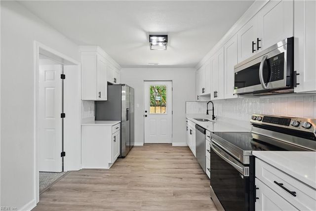 12 Carriage LN, Newport News, VA 23606