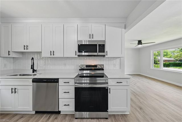 12 Carriage LN, Newport News, VA 23606
